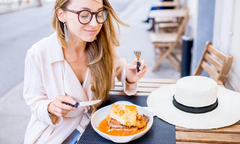 Recarregue suas baterias no sexto dia de nosso itinerário de 7 dias em Portugal com uma francesinha no Porto.