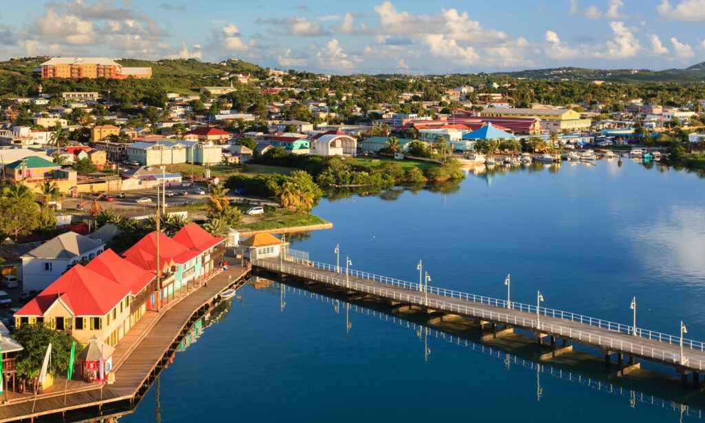 Антигуа и Барбуда находится в восточной части Карибского бассейна.