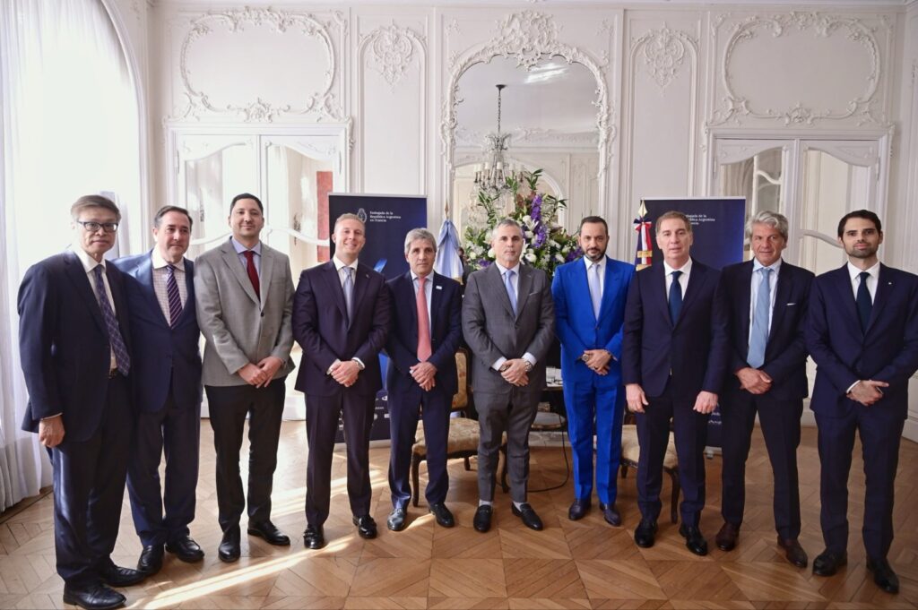 Members of the Consortium with Minister Luis Caputo and Chief of the Cabinet of Ministers Diego Santilli